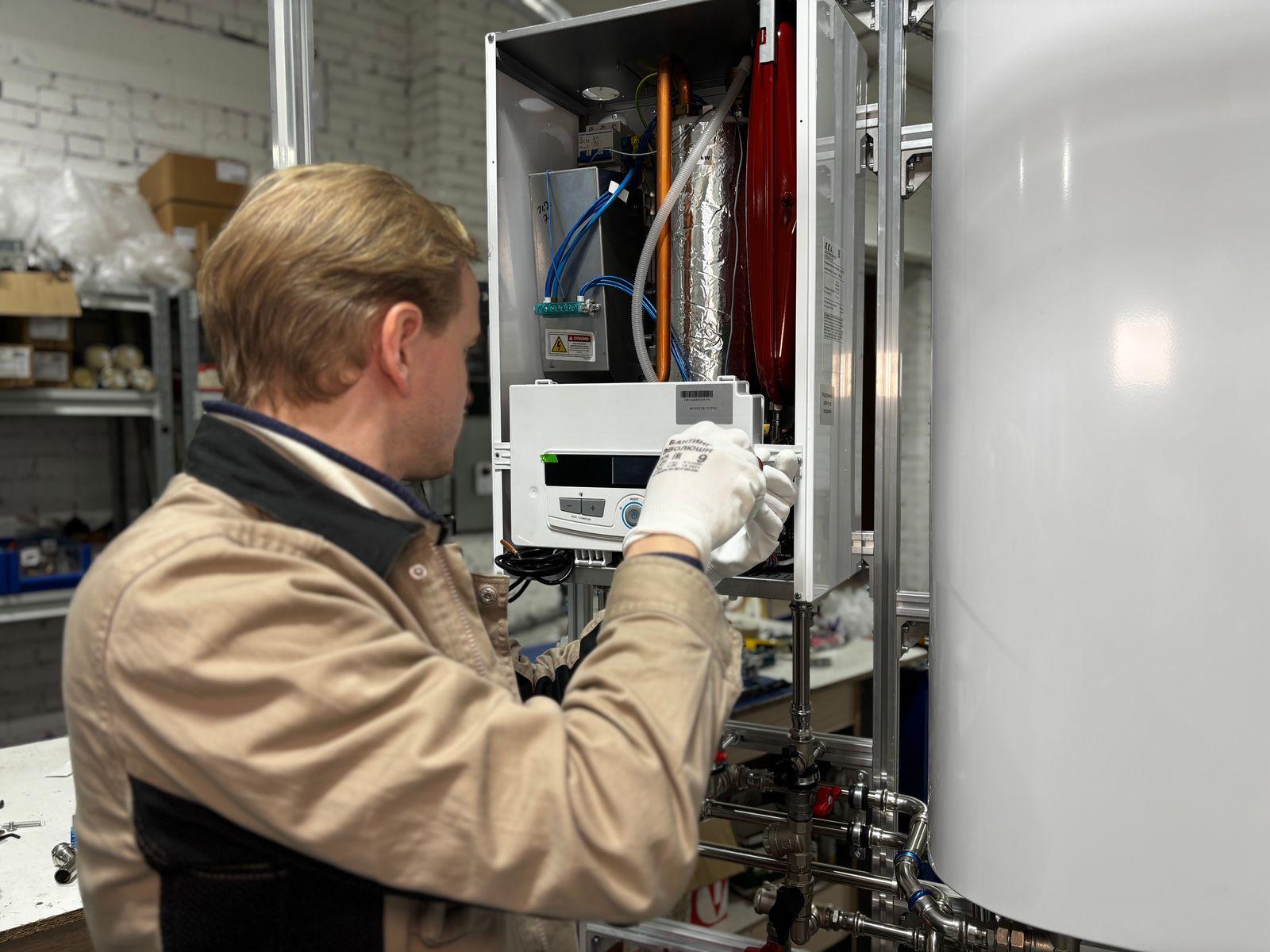 Vakman aan het werk aan een cv-ketel en verwarmingsinstallatie