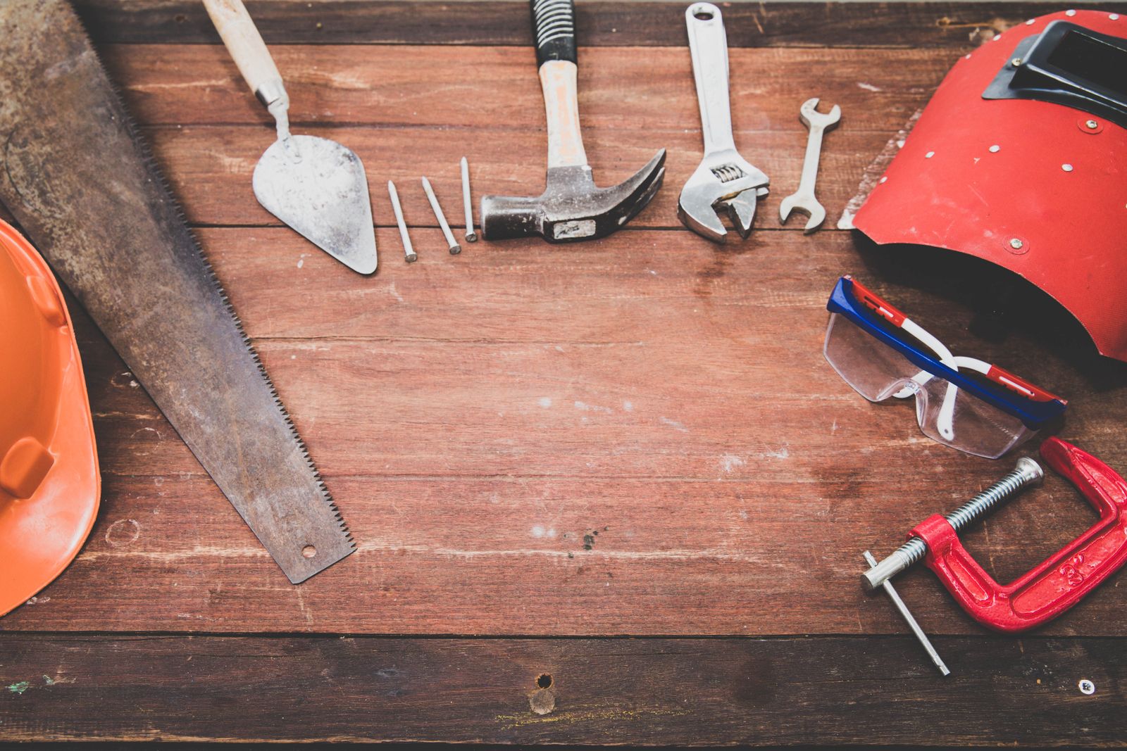Gereedschap op een werkbank voor allround reparaties in huis